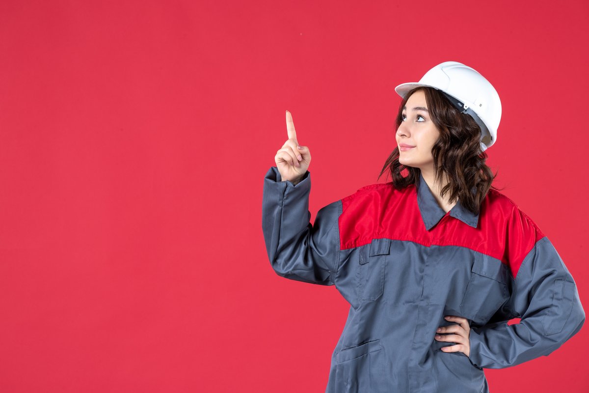 © KamranAydinov, designed by freepik.com Frau in Arbeitskleidung und mit Helm