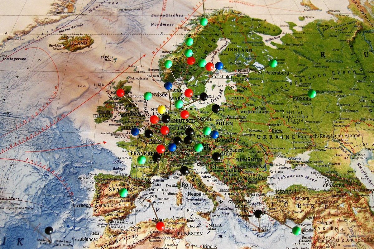 ©ASSY, Pixabay Europakarte in der verschiedene Orte mit Stecknadeln markiert sind